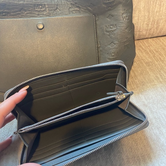 MCM KLARNA HANDBAG AND MATCHING WALLET - Picture 4 of 4